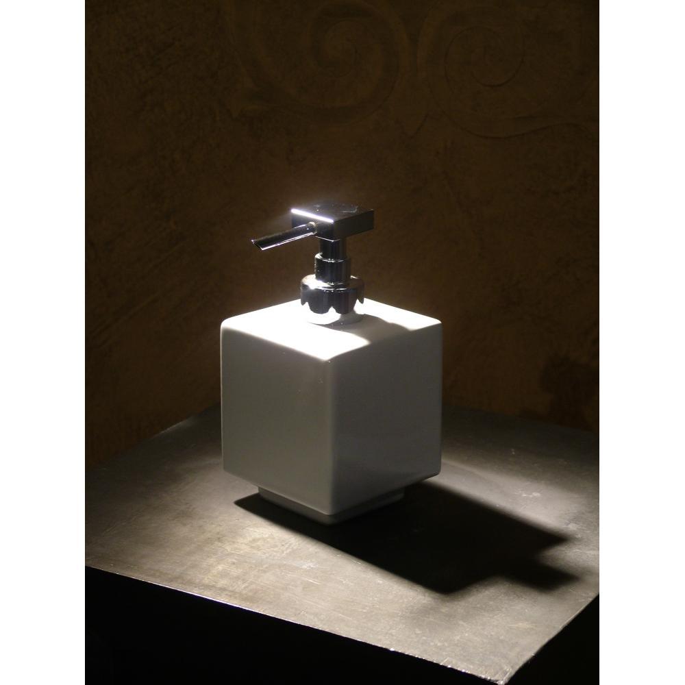 modern minimal design furdoszoba furdo kiegeszito lakberendezes folyekonyszappan adagolo kocka feher.jpg